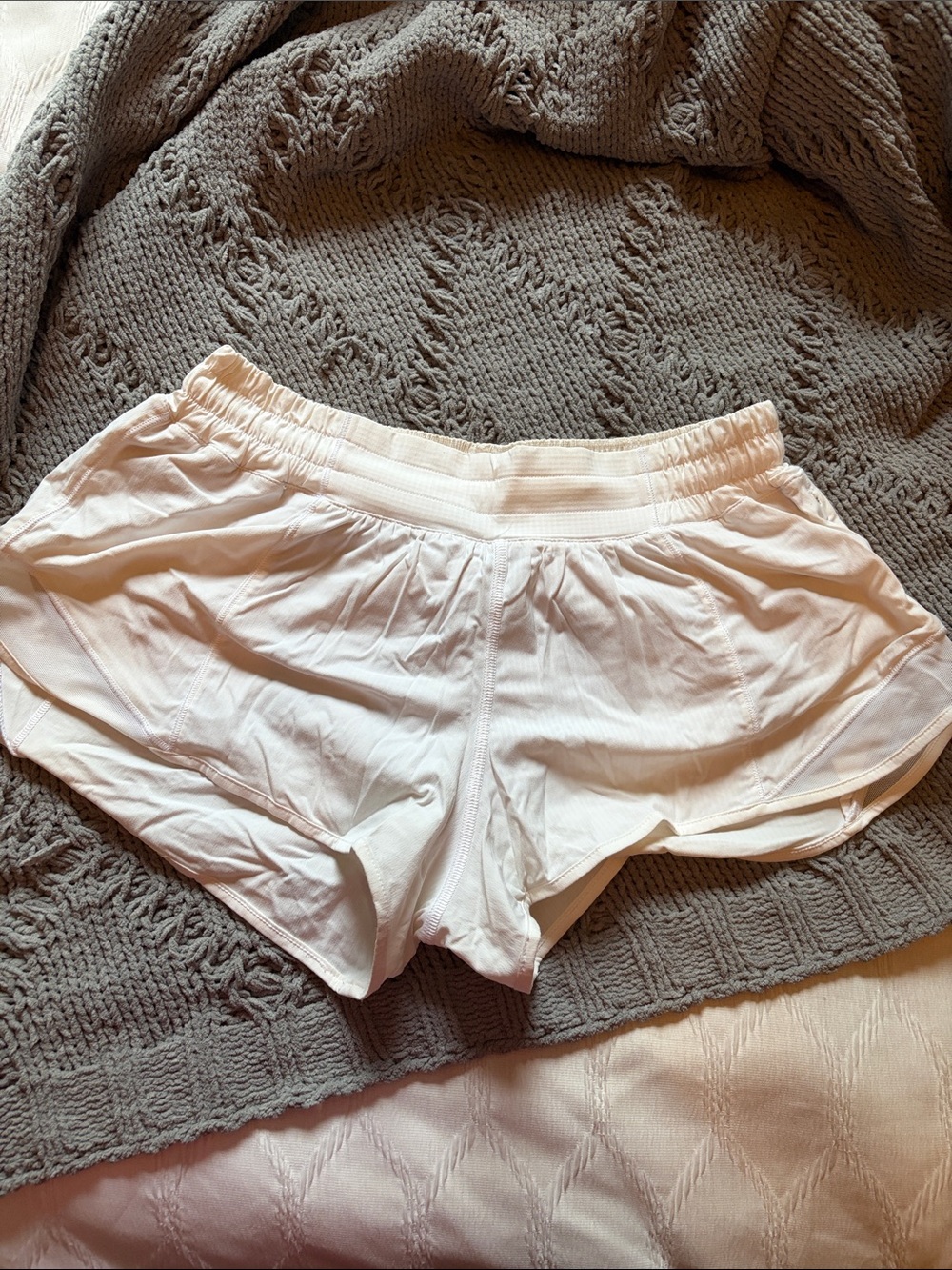 Lululemon White Hotty Hot Shorts 2.5”
